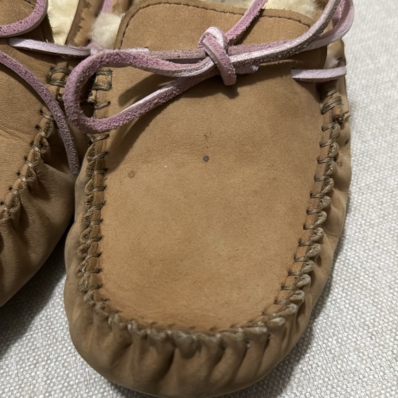 UGG Sz 8 Dakota Moccasins in Tobacco with Lavender Ties - Picture 7 of 16